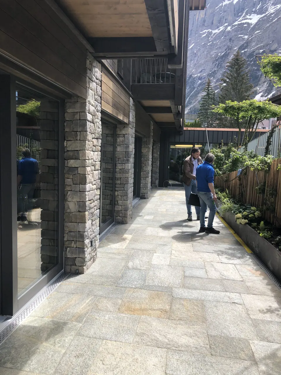 Hotel «Bergwelt»: Gang entlang der Natursteinfassade