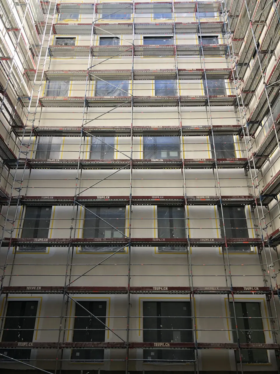 Hotel «Bergwelt»: Fassade mit Gerüst während der Arbeiten