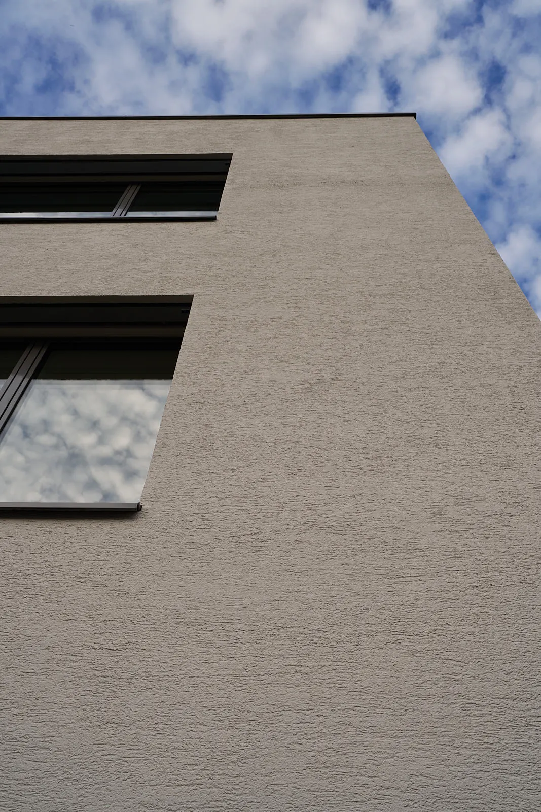 Giessen-Areal: Putzfassade mit Fensteranschluss