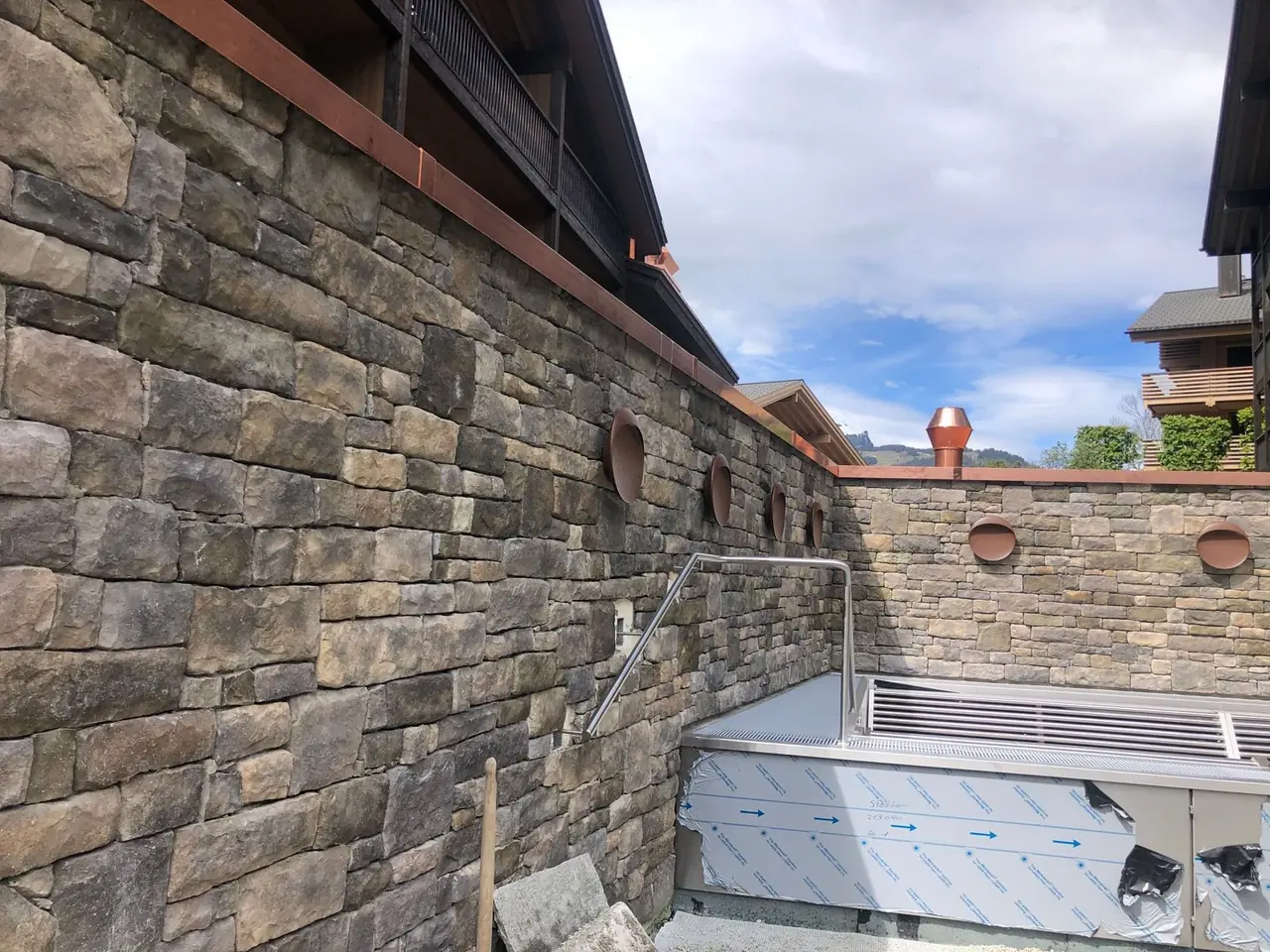 Hotel «Bergwelt» Grindelwald: Natursteinmauer vor Bergkulisse