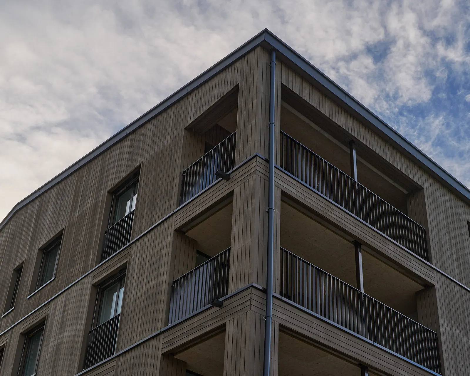 Rüschlikon: braune Holzfassade mit Loggien