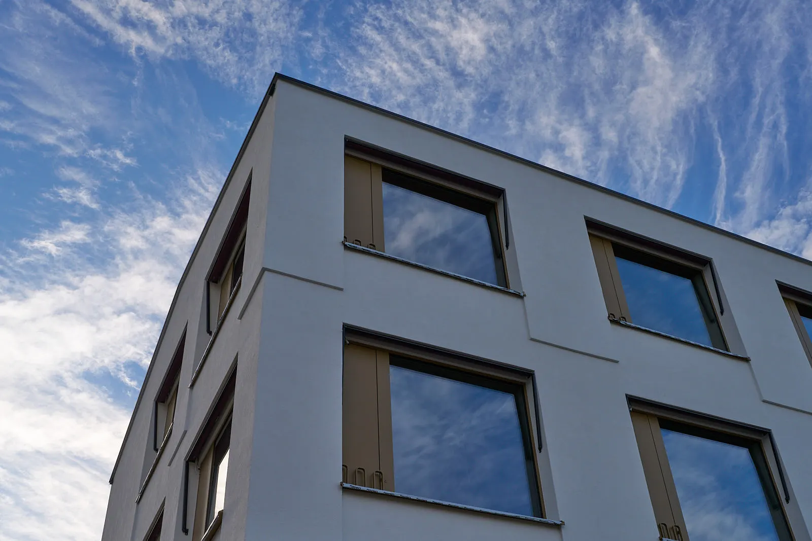 Rüschlikon: Bau mit heller Putzfassade