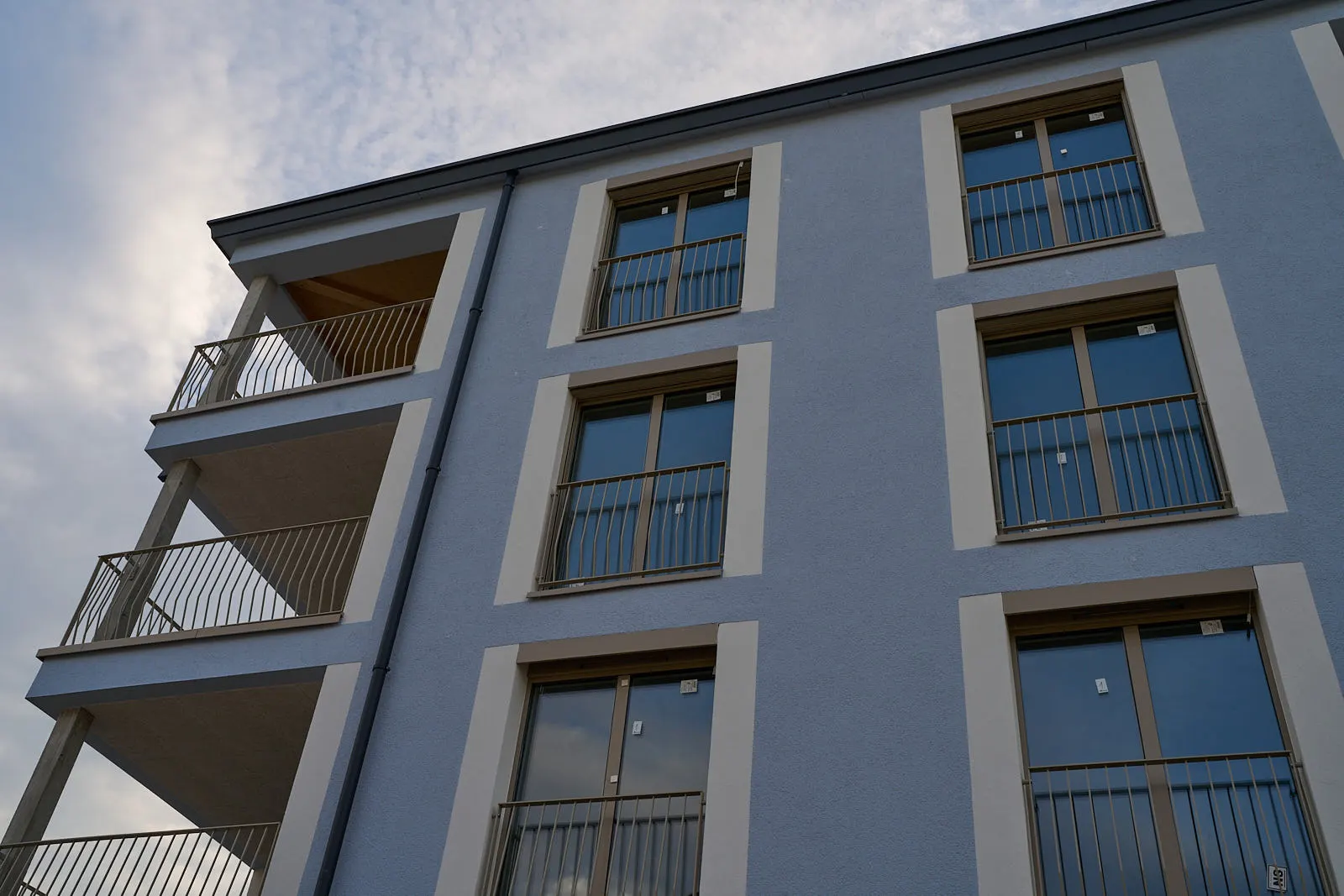 Rüschlikon: Bau mit blauer Putzfassade