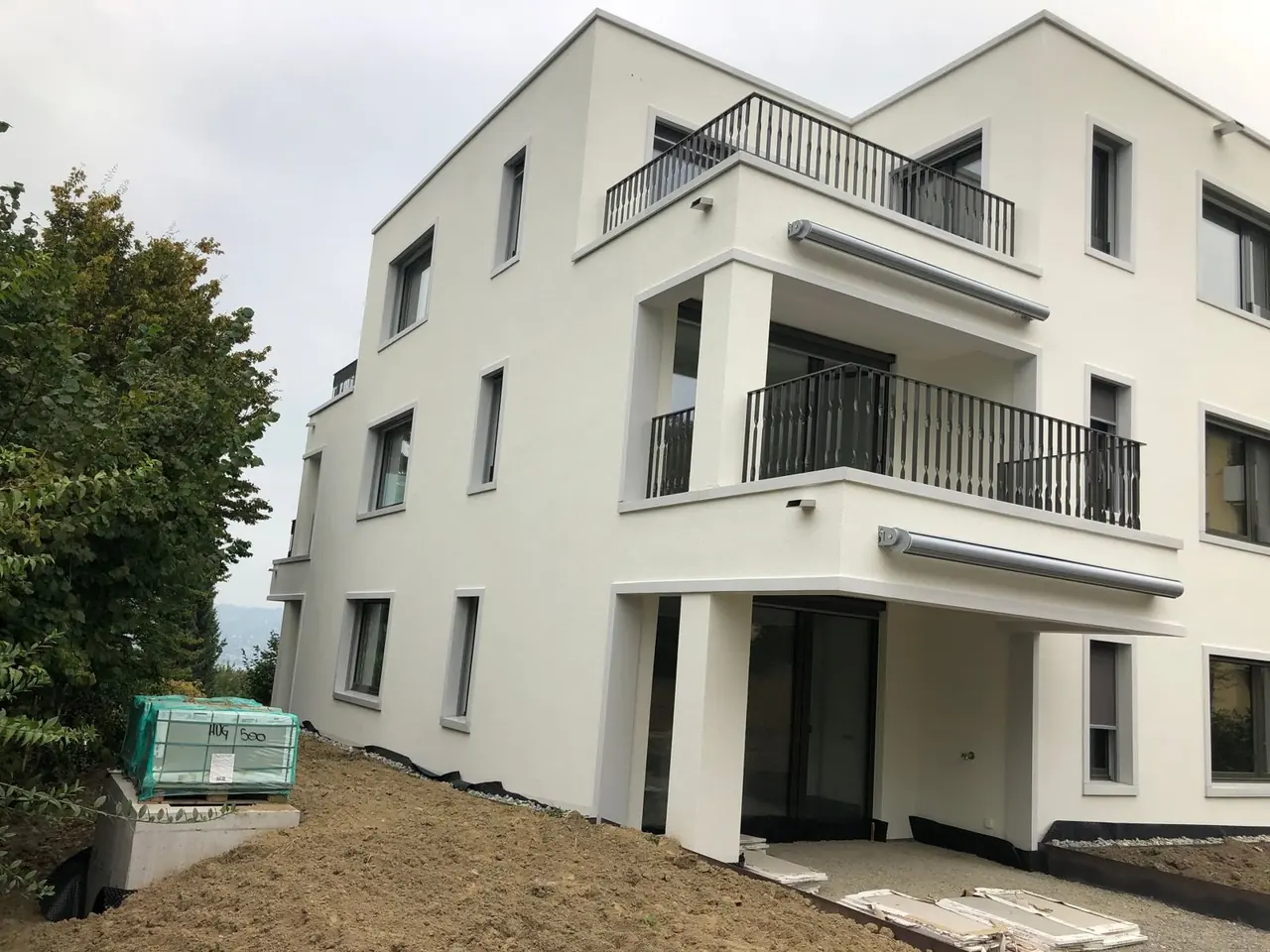 Wädenswil: Mehrfamilienhaus mit heller Putzfassade